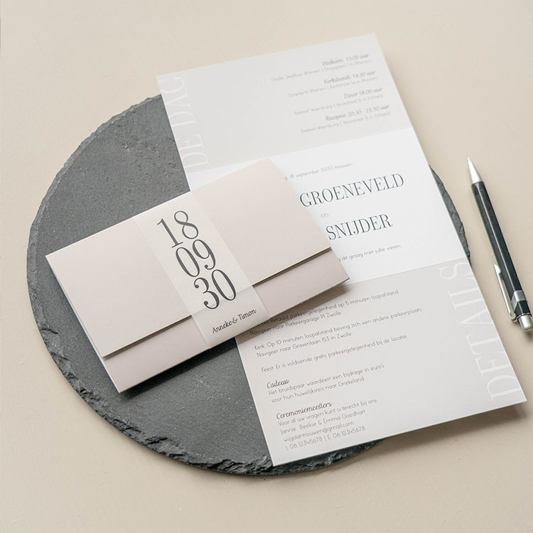 Drieluik trouwkaart mapje in beige met wikkel