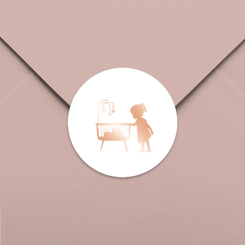 Sluitsticker met wieg en grote zus in roségoudfolie - per 25 stuks