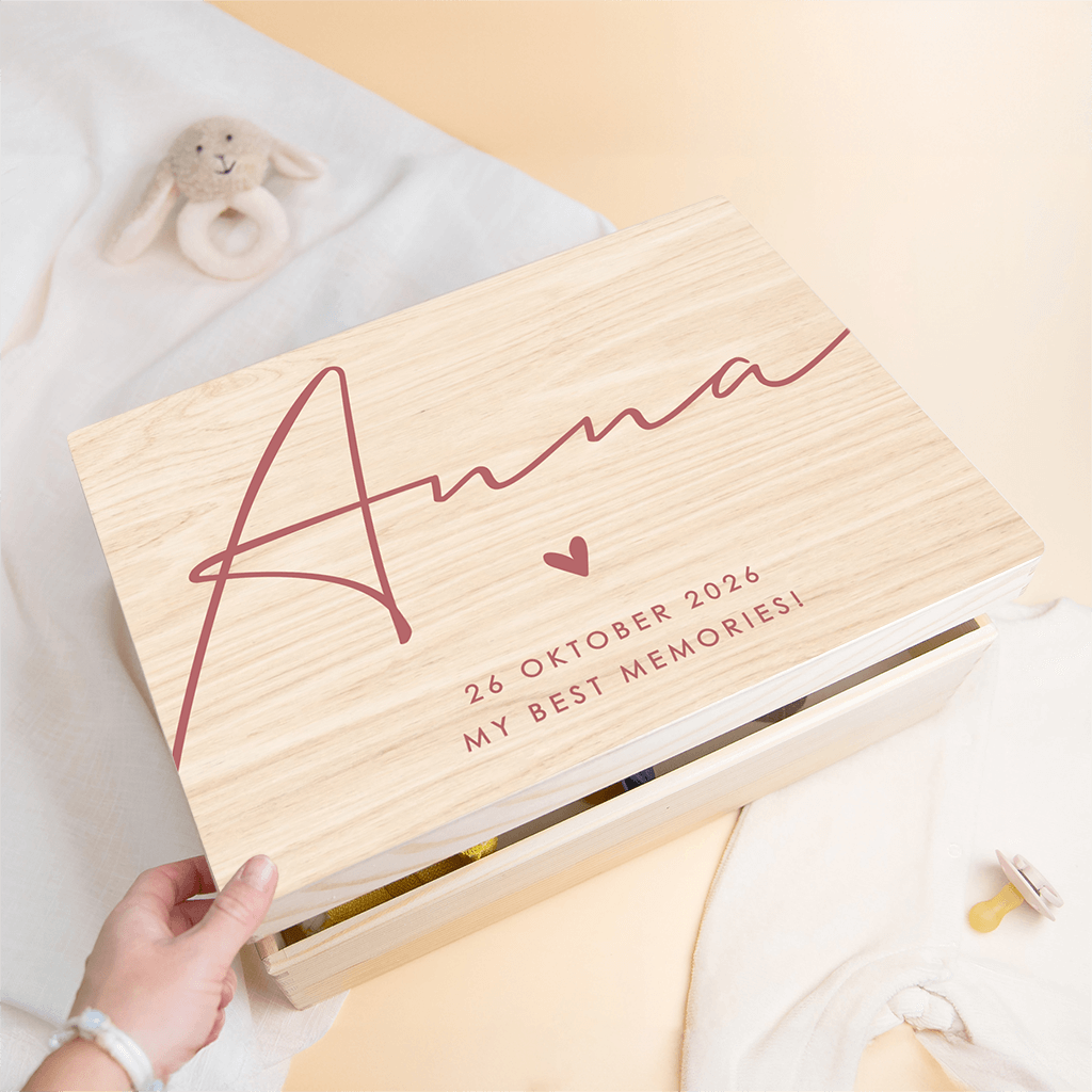 Houten kist met naam in sierlijke letters