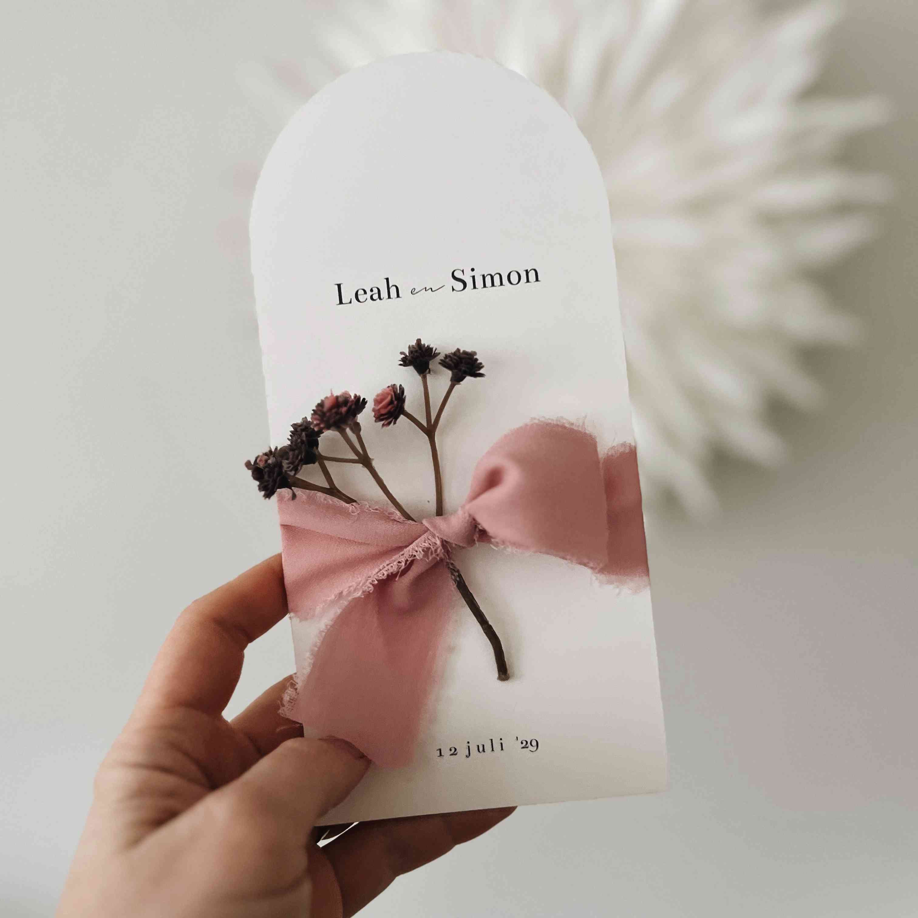 Klassieke trouwkaart minimalistisch met roze strik en bloemen