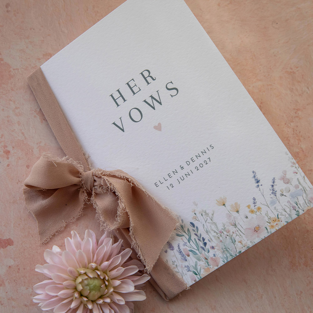 Geloftenboekje bruiloft romantisch bloemen her vows