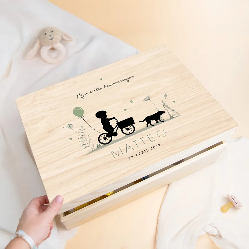 Houten bewaarkist met silhouet van jongen op fiets