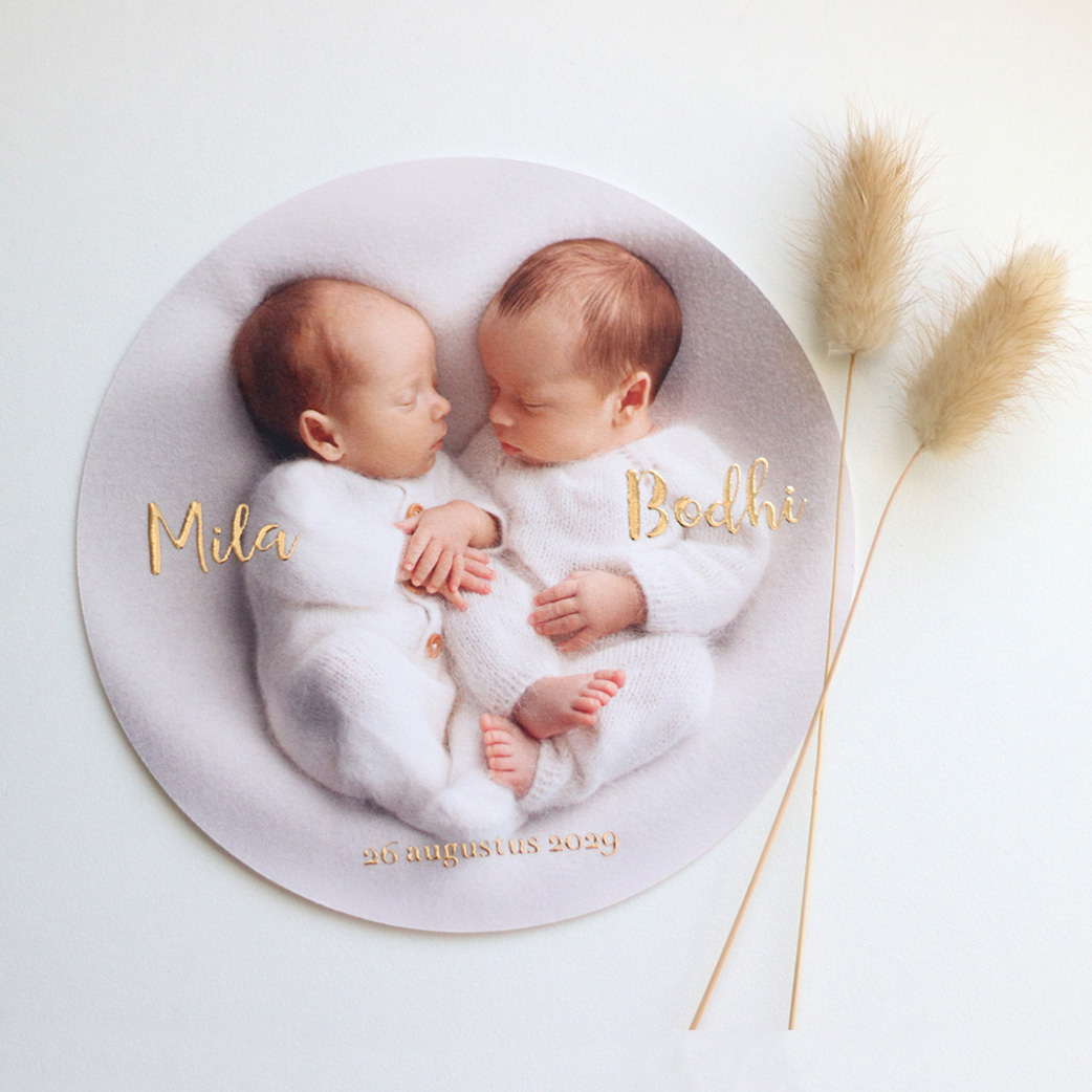 Rond geboortekaartje met foto tweeling en foliedruk