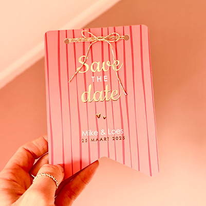 Love Blaze - Save the date kaart vlagvorm met goudfolie