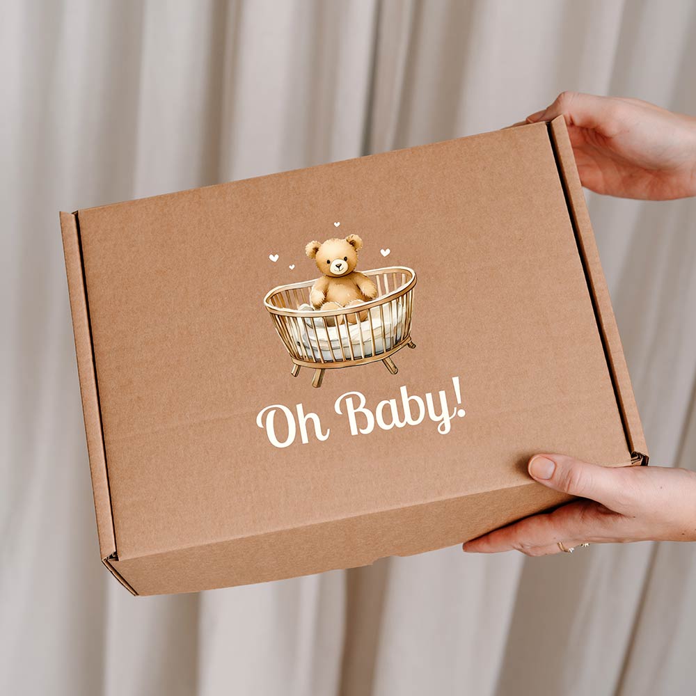 Lieve cadeaudoos van kraft met beertje in wieg en tekst