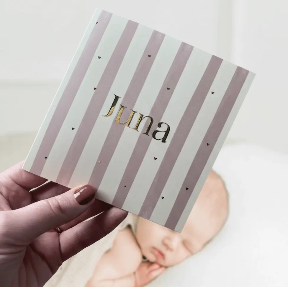 Roze vierkant gestreept geboortekaartje met gouden hartjes