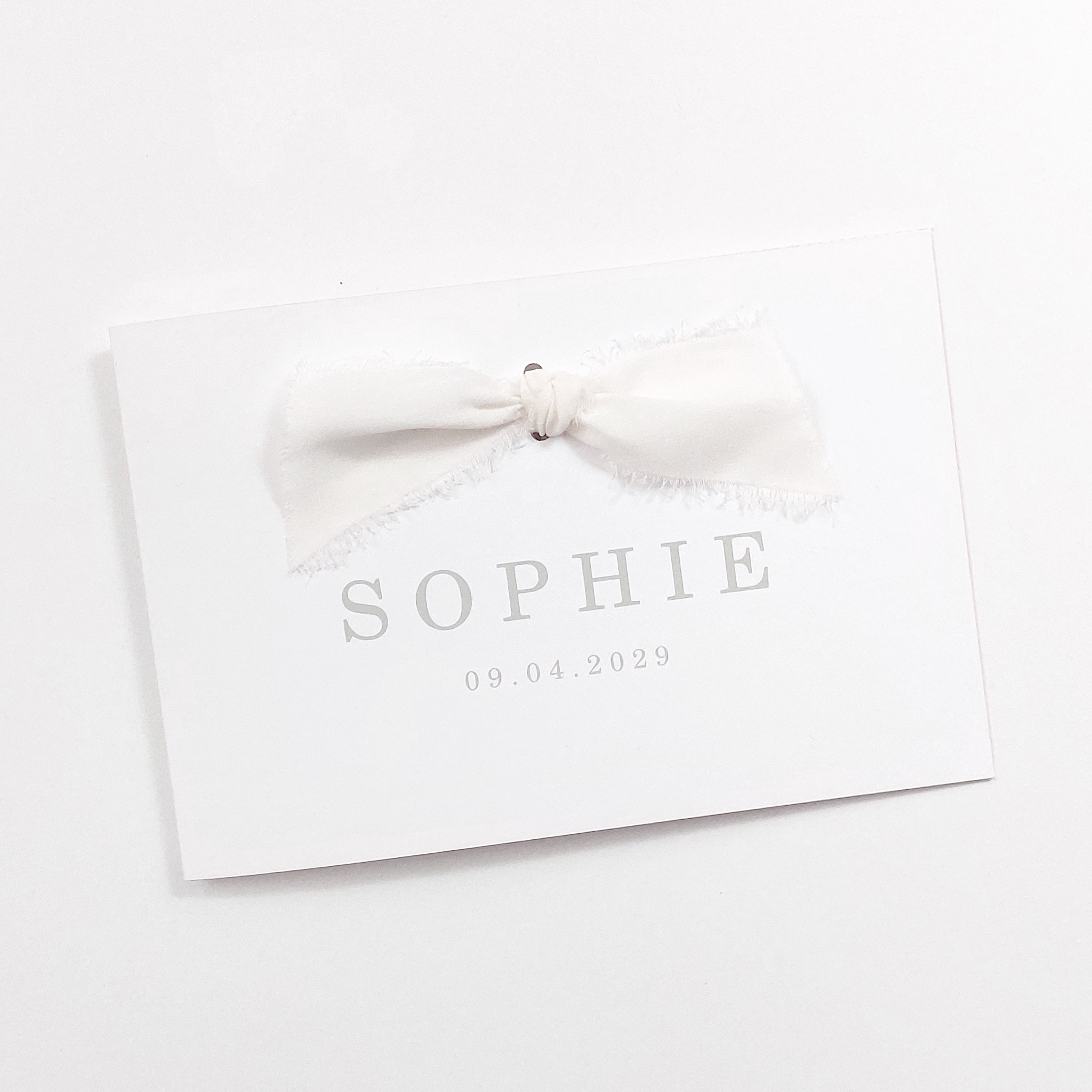 Geboortekaartje met oud groene tekst en wit lint