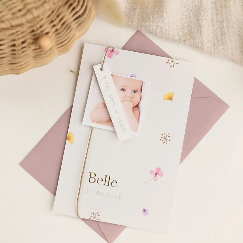 Lief label geboortekaartje met bloemen, goudfolie en foto