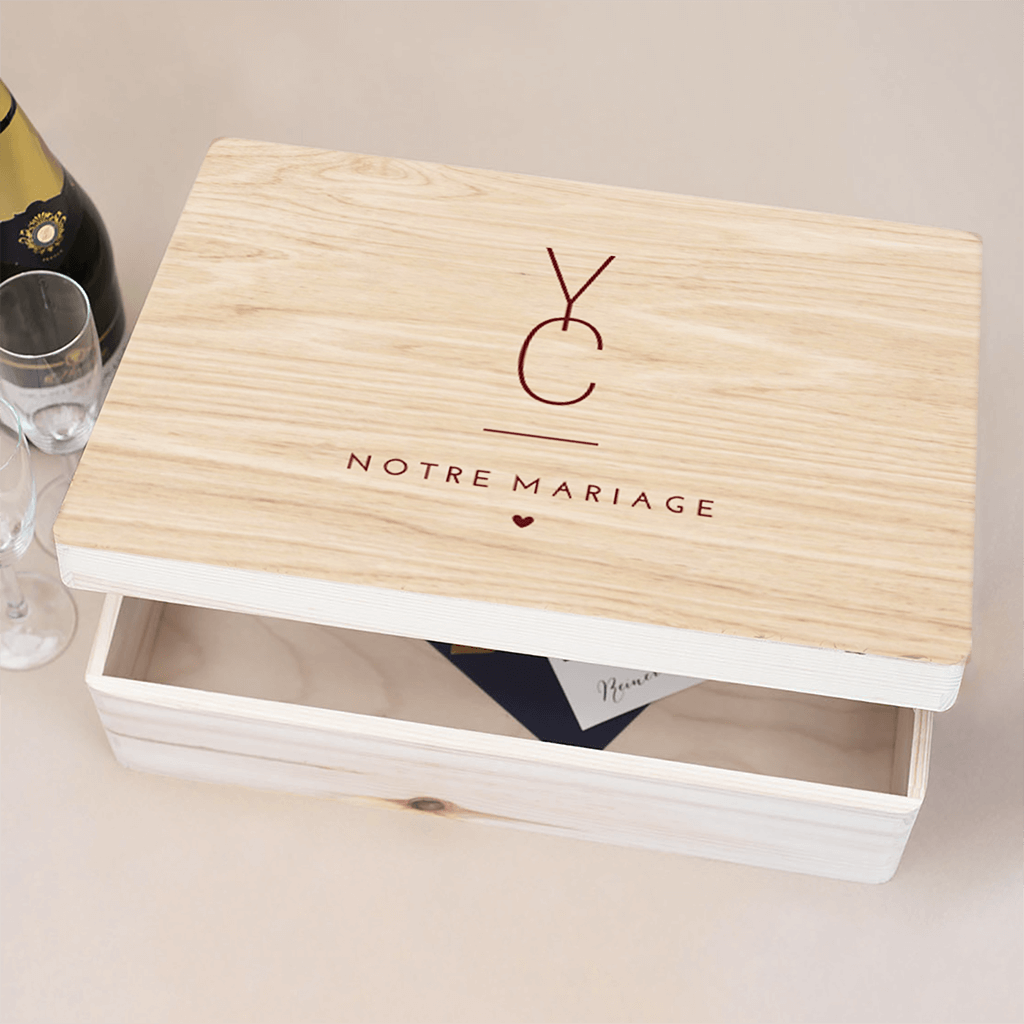 Boîte à souvenirs avec grandes initiales couleur bordeaux