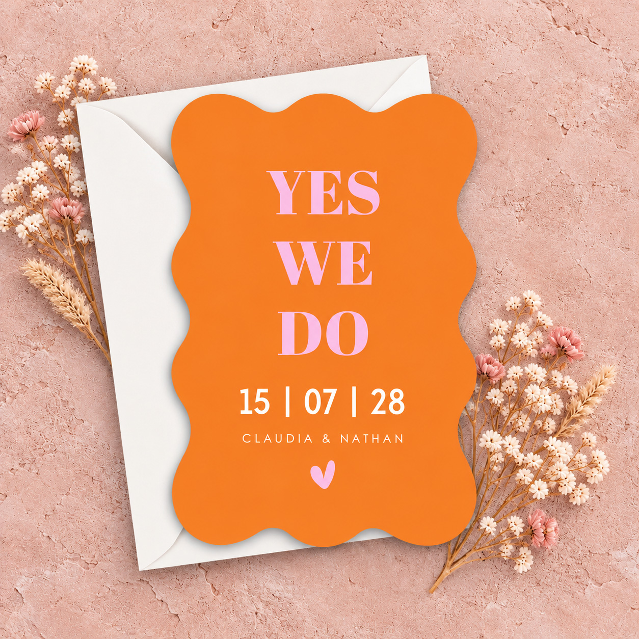 Moderne oranje trouwkaart met golvende rand vorm en roze typografie
