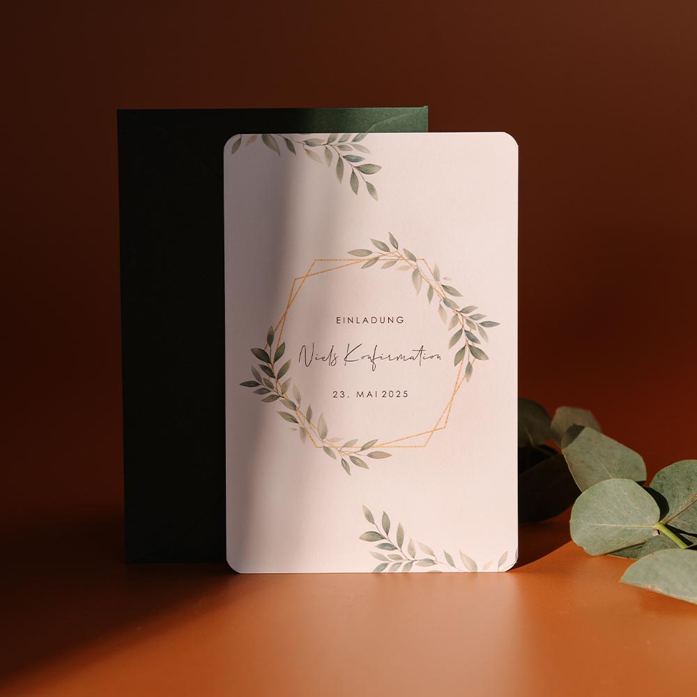 Einladung zur Konfirmation mit Zweigen, Blättern und goldenem Kreuz