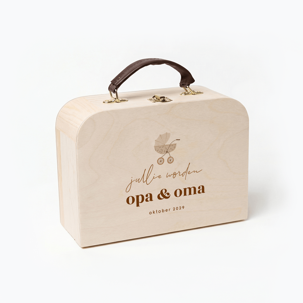 Koffertje zwangerschapsaankondiging met kinderwagen voor opa en oma