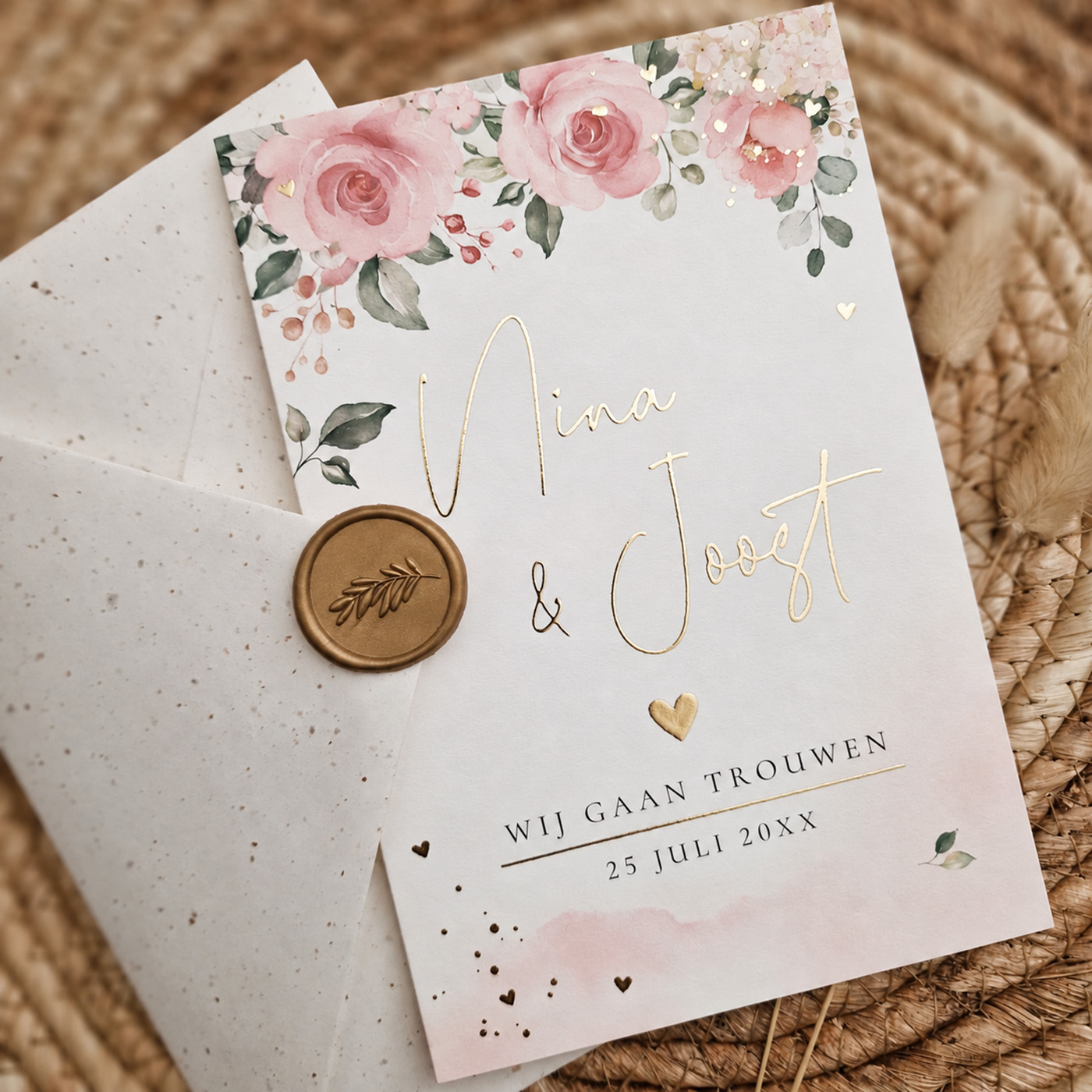 Trouwkaart wit met roze bloemen en goudfolie