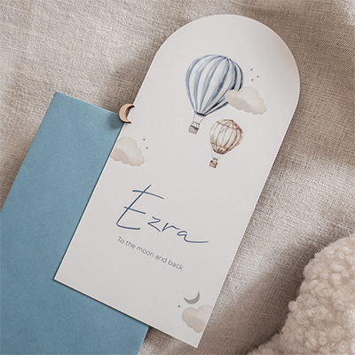 Uniek geboortekaartje afgeronde bovenkant met luchtballonnen blauw