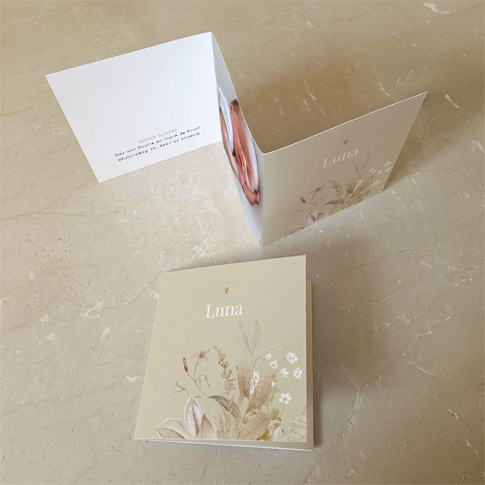 Uniek geboortekaartje voor een meisje met bloemen en hartje