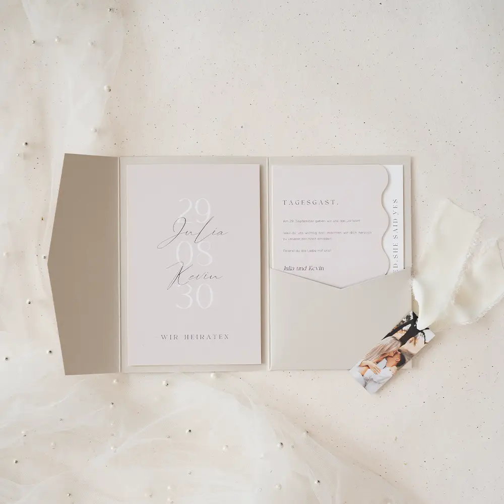 Pocketfold-Hochzeitseinladung in stilvollem Beige mit Foto