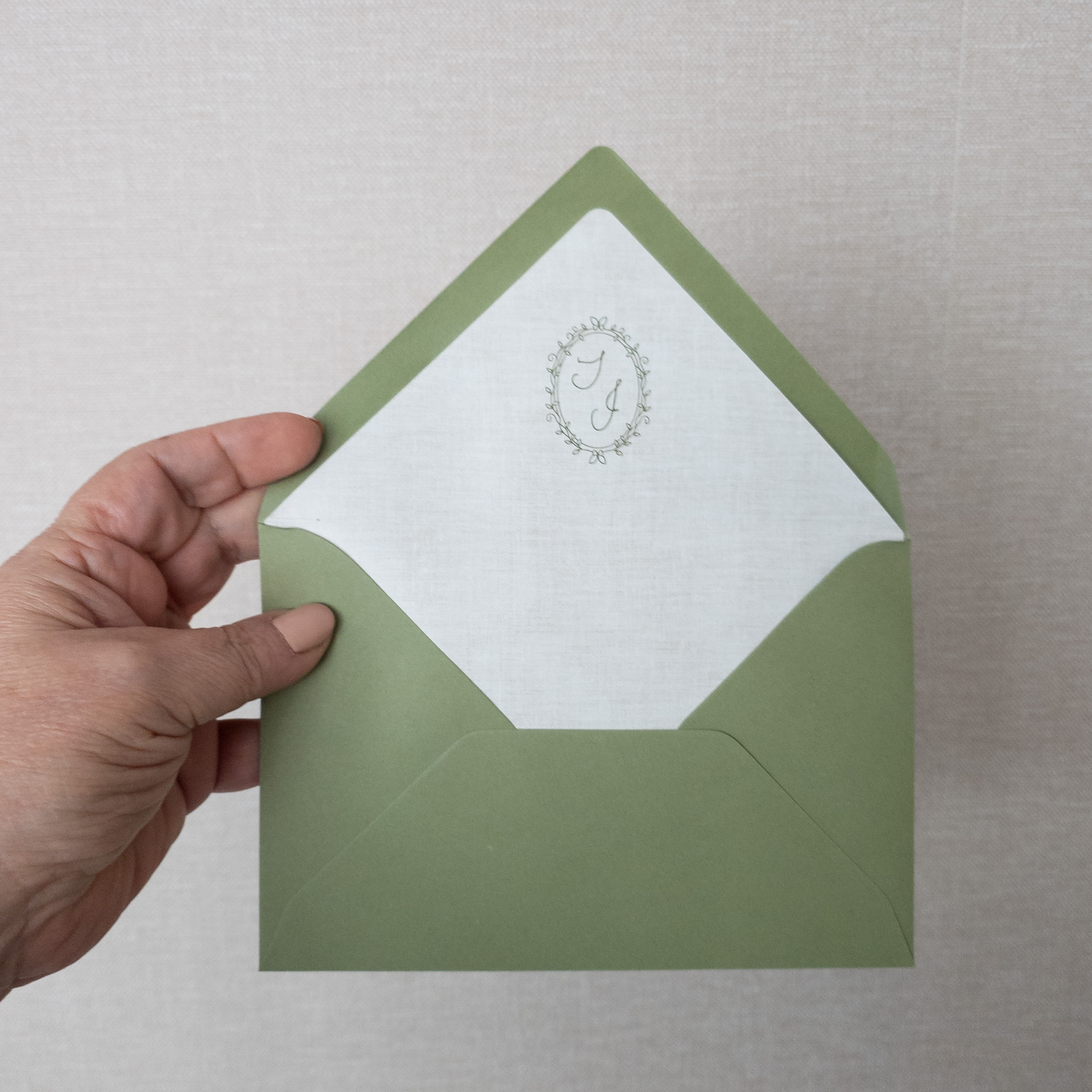 Envelop inlay beige linnen olijfgroen logo