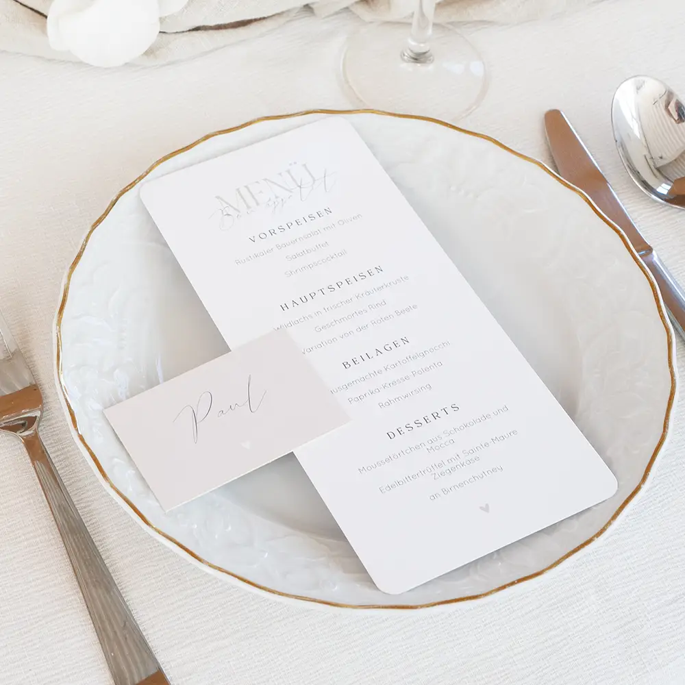 Menükarte zur Hochzeit in Beige mit stilvoller Schrift