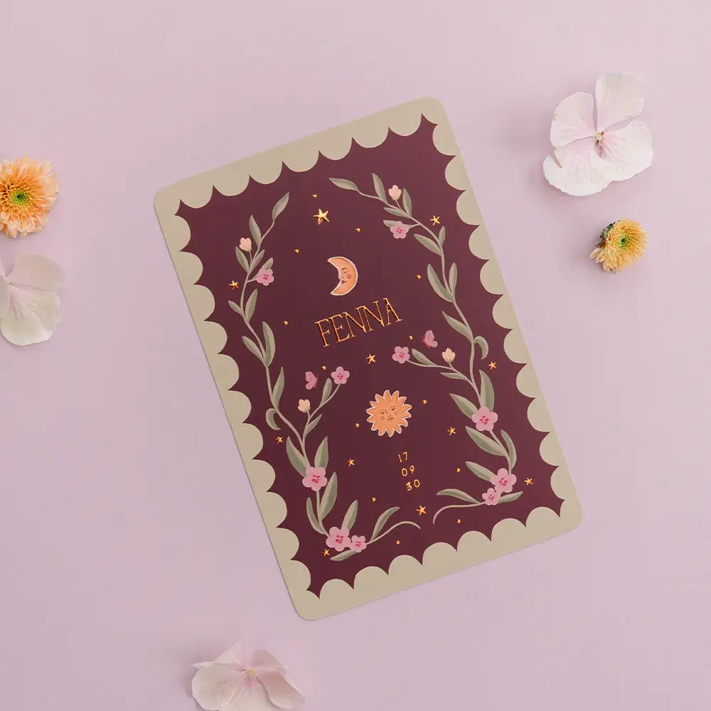 Boho geboortekaartje met zon, maan, bloemenrand en koperfolie