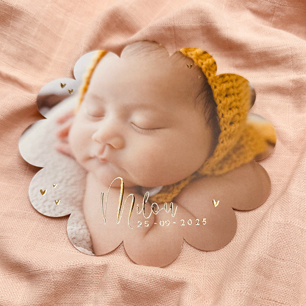 Origineel geboortekaartje in de vorm van een bloem met foto