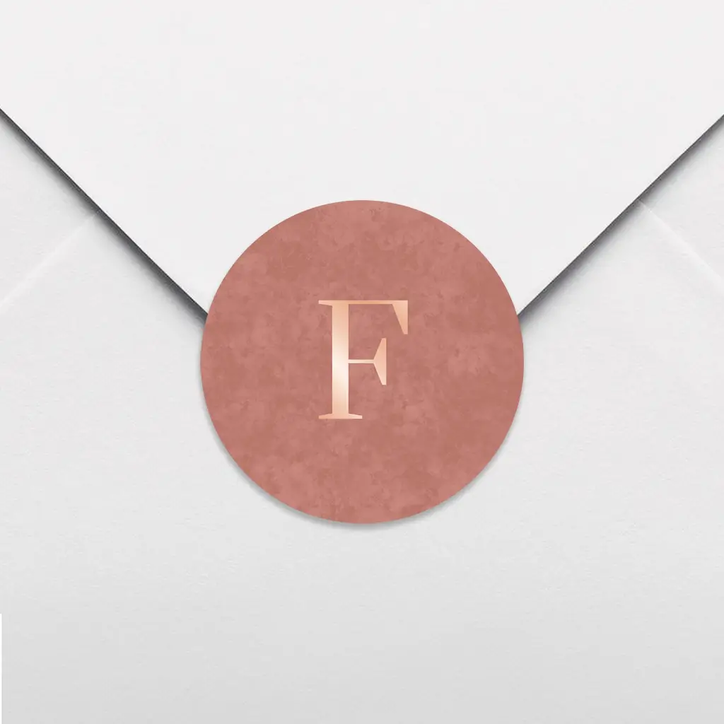 Sluitsticker roze velvet-look met roségoudfolie initiaal - per vel