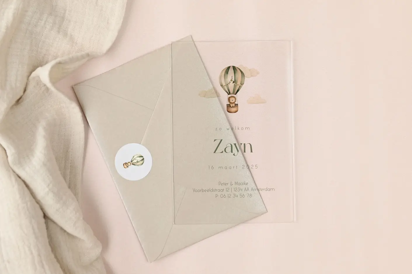 Acryl geboortekaartje met luchtballon en leeuwtje