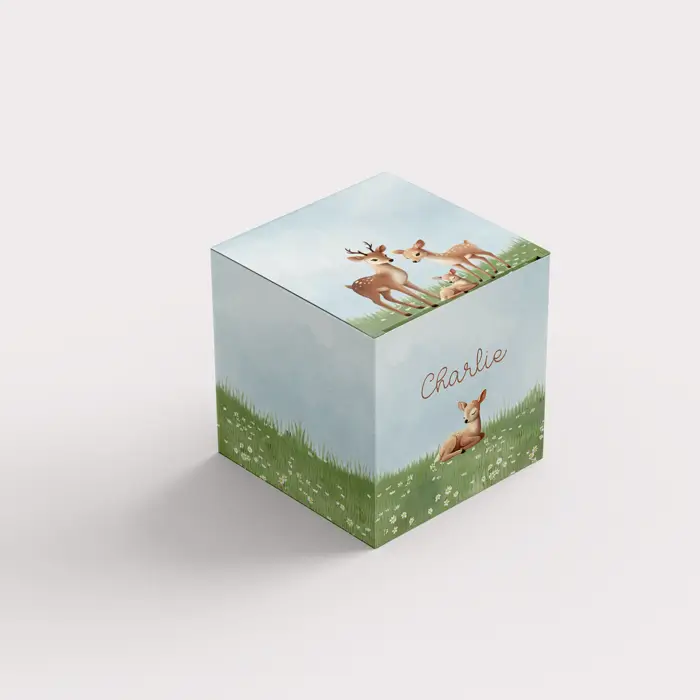 Doopsuikerdoosje met hertengezin in het gras en bloemen