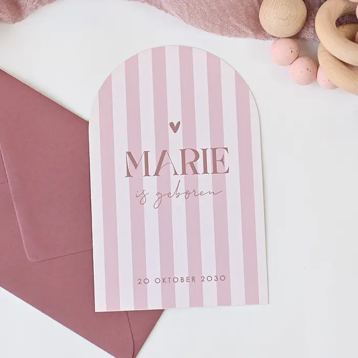 Uniek geboortekaartje in archvorm met oudroze strepen en hoogglans