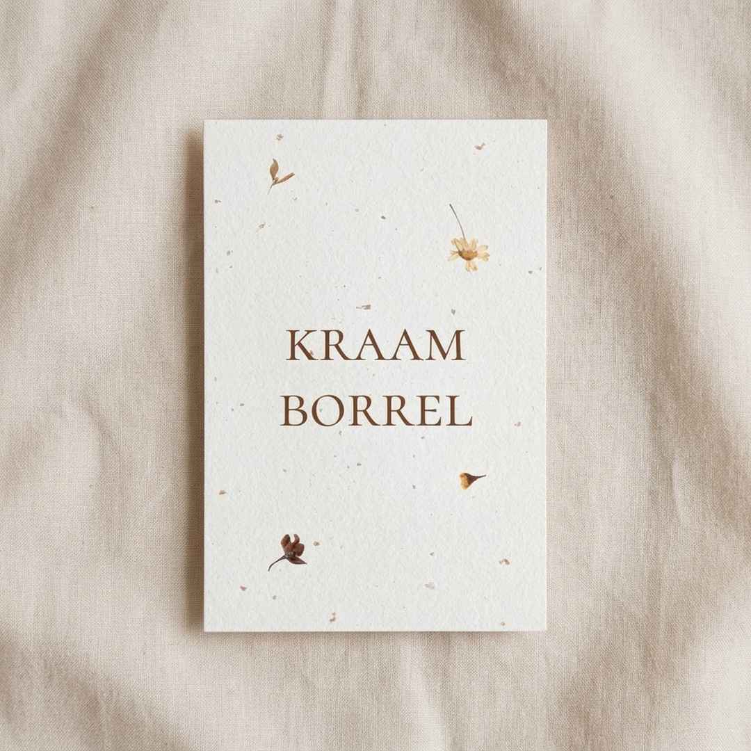Kraamfeest kaartje droogbloemen vlekjes achtergrond