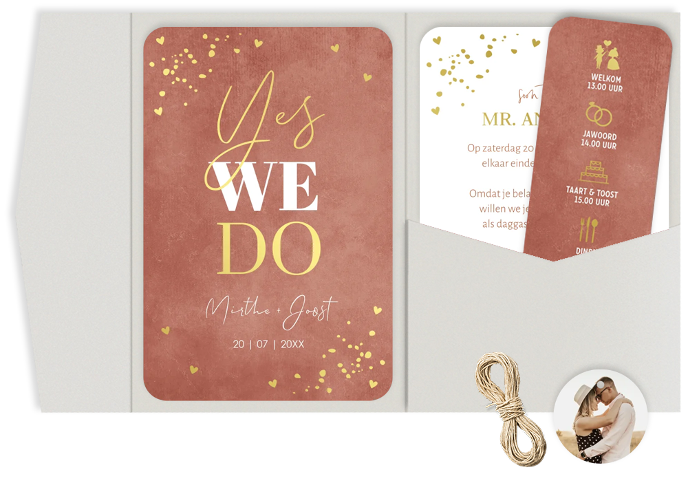 Pocketfold trouwkaart terracotta roze modern goudfolie