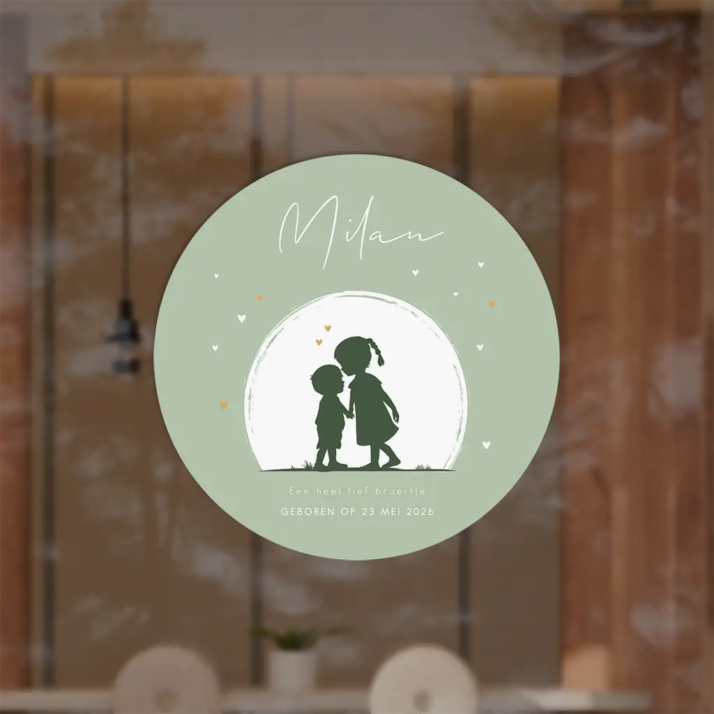 Vrolijke raamsticker met silhouetjes van klein broertje met grote zus