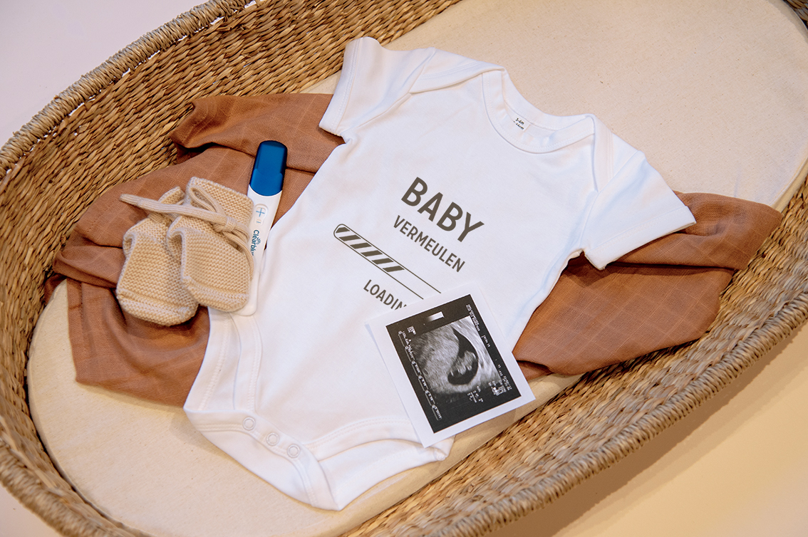 Rompertje met zwangerschapsaankondiging baby loading