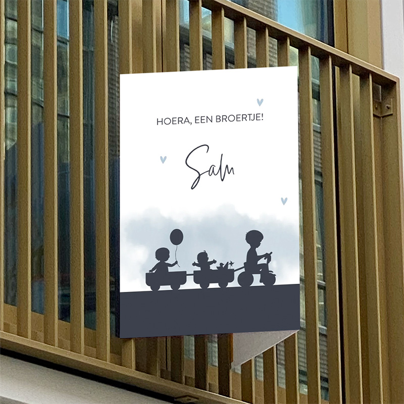 Geboortebord met silhouet van drie kinderen op de fiets