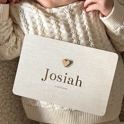Geboortekaartje jongen linnen met echt hout hartje (los bijbestellen)