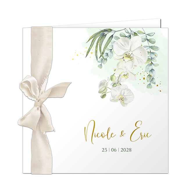 Stijlvolle trouwkaart met orchidee en eucalyptus met lint en goudfolie