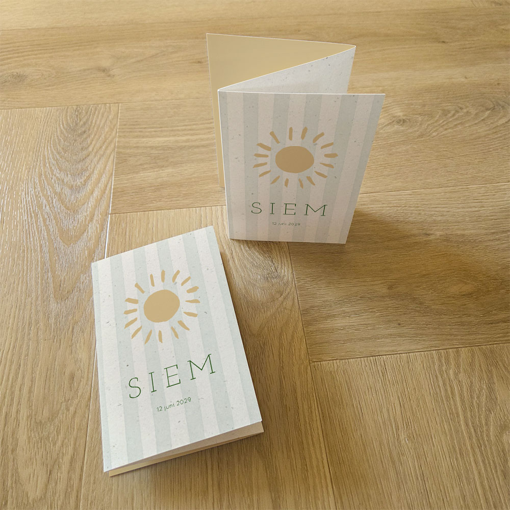 Zigzag geboortekaartje voor een jongen met strepen, zon en foto