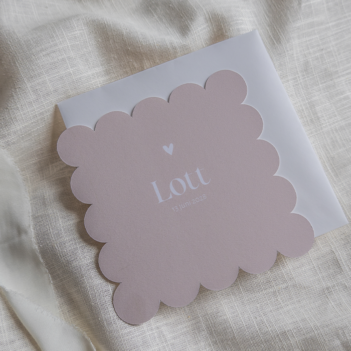 Beige geboortekaartje met schulprand en hartje