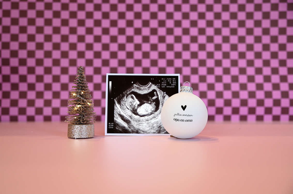 Kerstbal van glas aankondiging zwangerschap voor opa en oma