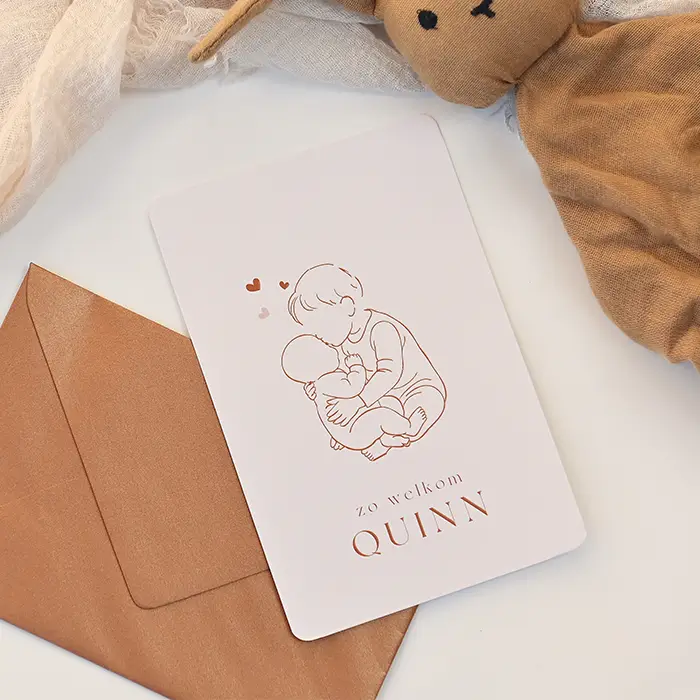 Lief geboortekaartje met lijntekening van baby en grote broer