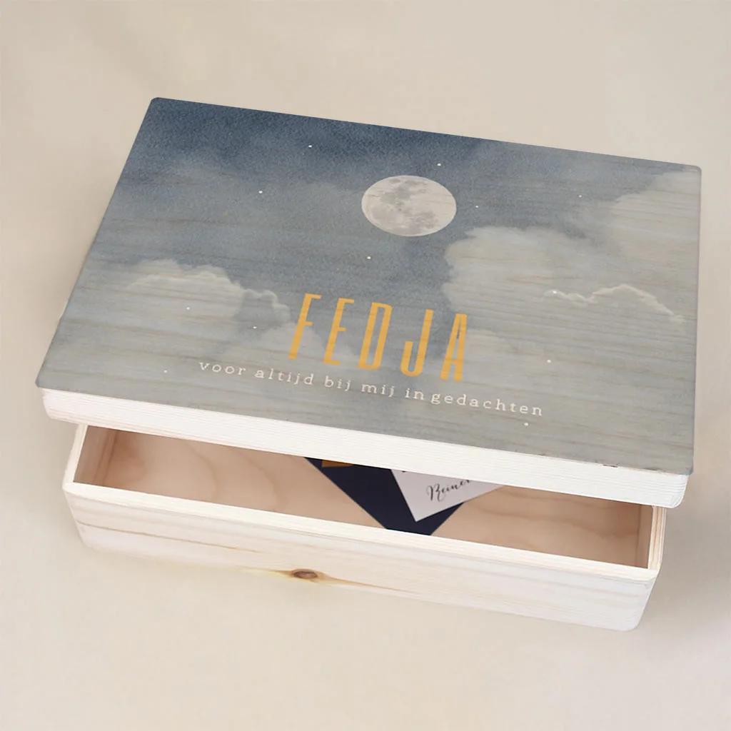 Houten memorybox voor overleden kindje met maan en sterren