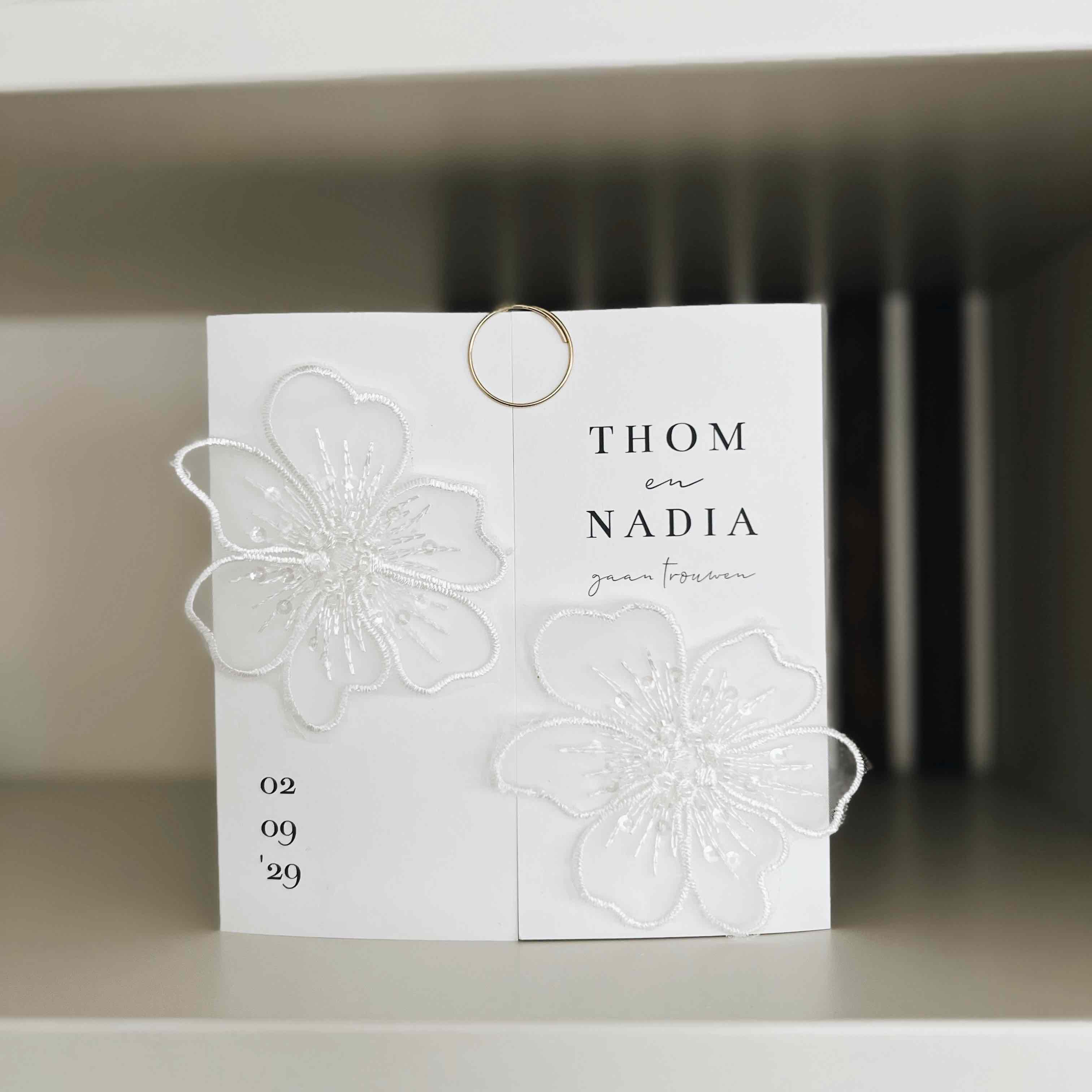 Klassieke trouwkaart vierkant luikvouw wit opgeplakte kanten bloemen