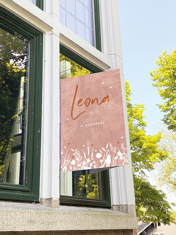 Oudroze raambord met bloemen en roestbruine naam