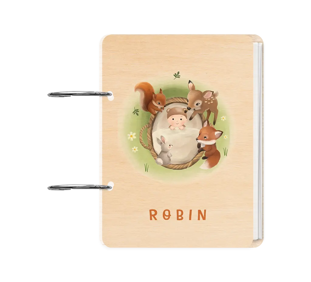 Houten bewaarbundel met baby mandje en bosdieren in gras