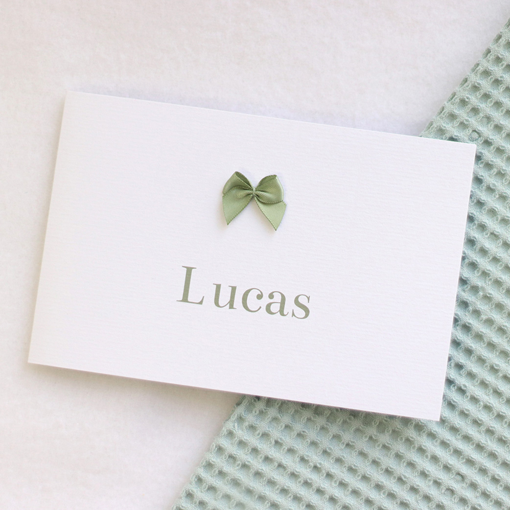 Geboortekaartje liggend met mosgroen strikje