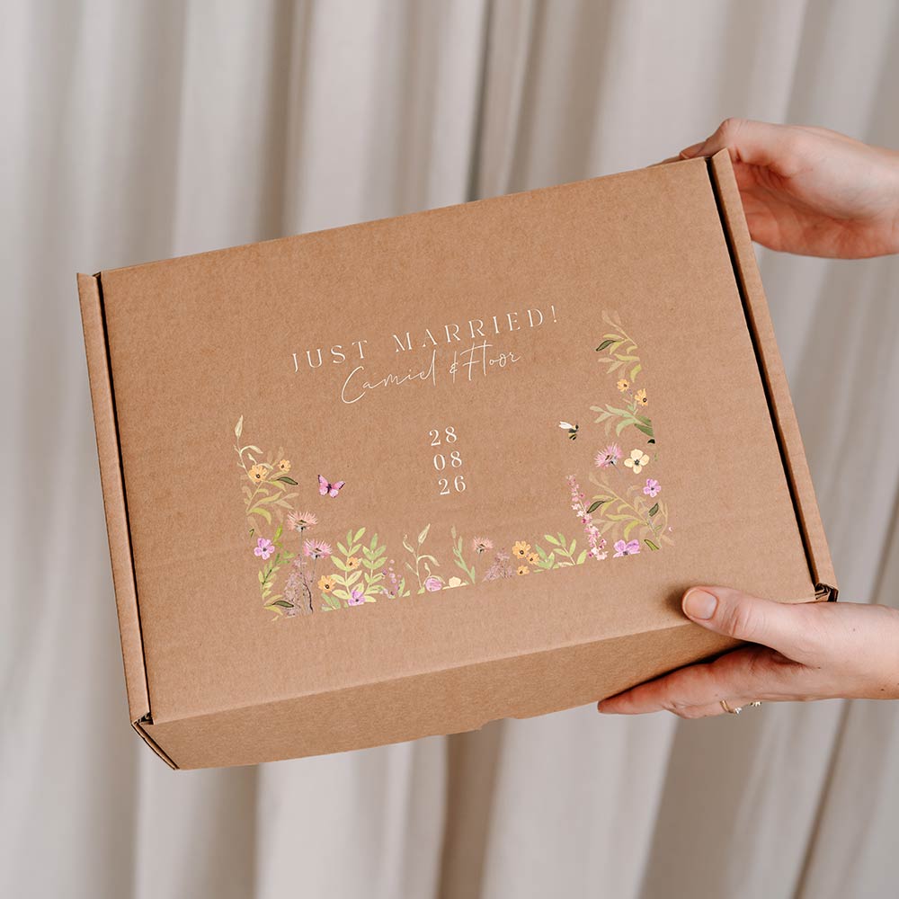 Cadeaudoos bruiloft met veldbloemen en vlinders