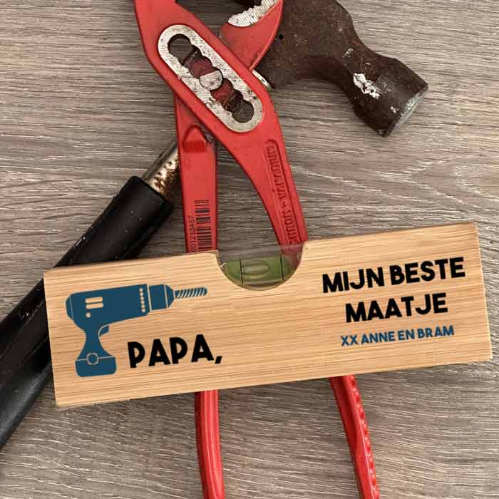 Waterpas met naam en boormachine