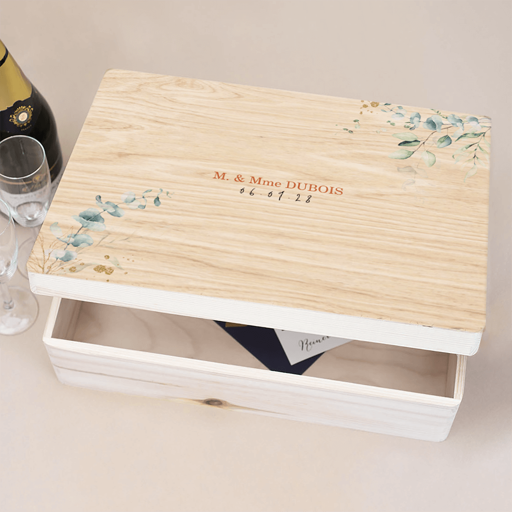 Boîte de souvenirs en bois avec des branches d'eucalyptus en aquarelle