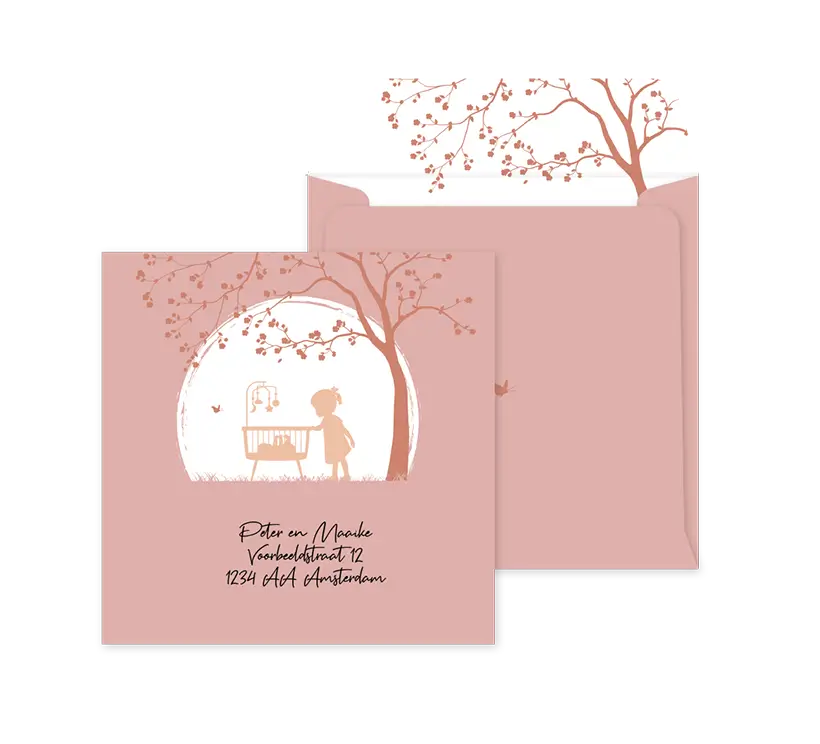 Roze envelop op maat met silhouet van grote zus bij wieg