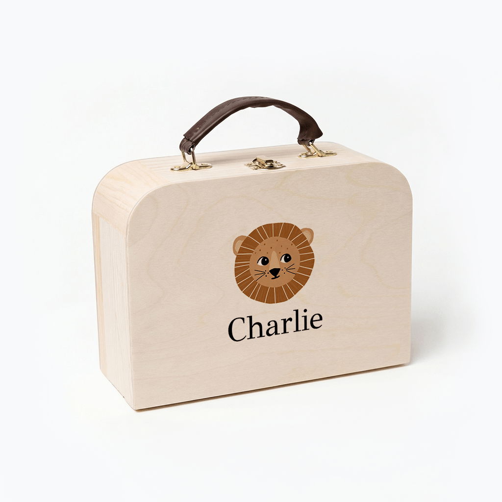 Houten koffertje met naam en leeuwenkop