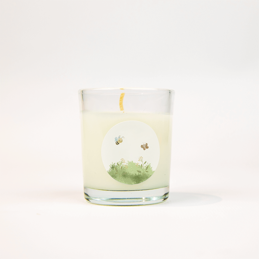 Sticker met een bijtje en vlindertje in het veld - vel van 25 stickers